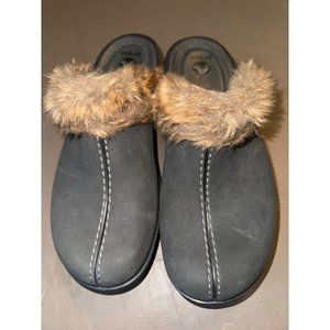 New Crocs women’s cobbler faux fur lined clogs size 10‎